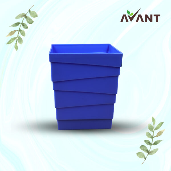 Oblique self watering pot